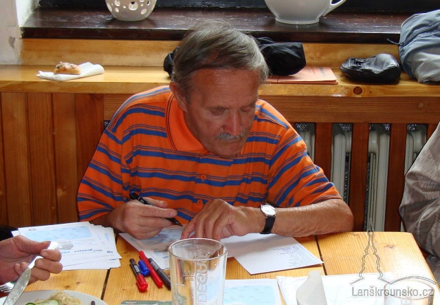 11_Ada Novak vyplnuje diplomy za ucast.jpg